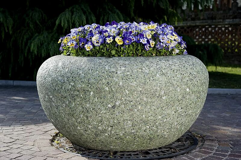 Pflanzbehälter VENERE aus rekonstituiertem Marmor gestockt, in grün alpi