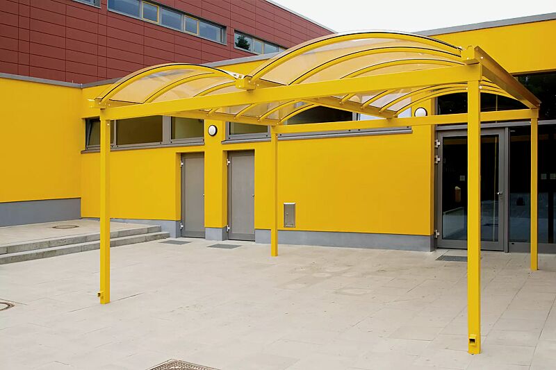 KALLISTO als Eingangsüberdachung, Dachbreite x Dachtiefe 5120 mm x 5000 mm, Stahlkonstruktion in RAL 1003 signalgelb