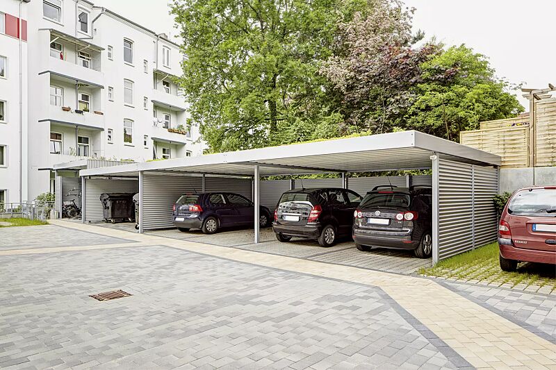 Überdachung Z02 für 4 Pkw, Dachbreite x Dachtiefe 10190 mm x 5810 mm, Rück- und Seitenwände Aluminiumwellblech, Stützen feuerverzinkt, Dach zusätzlich pulverbeschichtet in RAL 7035 lichtgrau