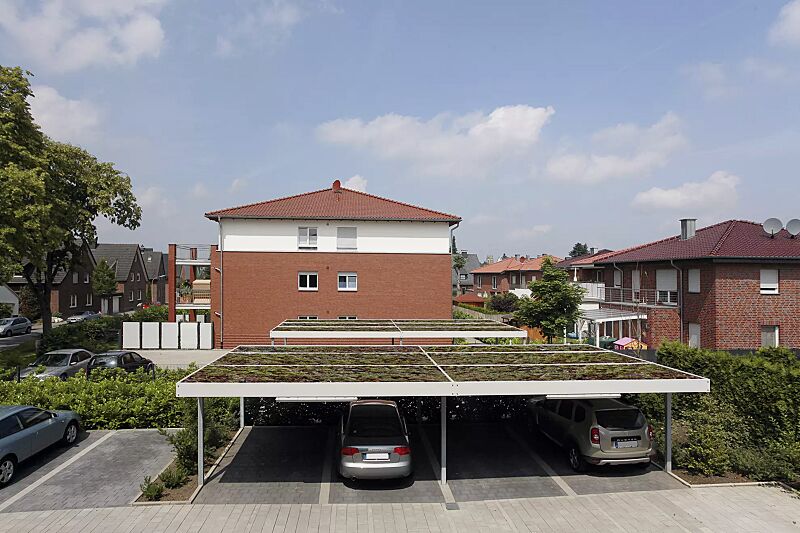 Überdachung Z02 für 4 Pkw, Dachbreite x Dachtiefe 10190 mm x 5810 mm, ohne Wände, Stützen feuerverzinkt, mit Dachbegrünungswanne (Sedummatten bauseits), Dach zusätzlich pulverbeschichtet in RAL 7035 lichtgrau