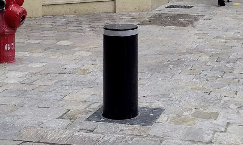 Poller CUPRIT in RAL 7016 anthrazitgrau, mit weißem Reflexstreifen