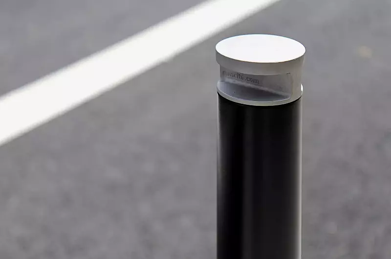 poller-donat__shoKAT0042888 Detail: Kopf in RAL 9006 weißaluminium