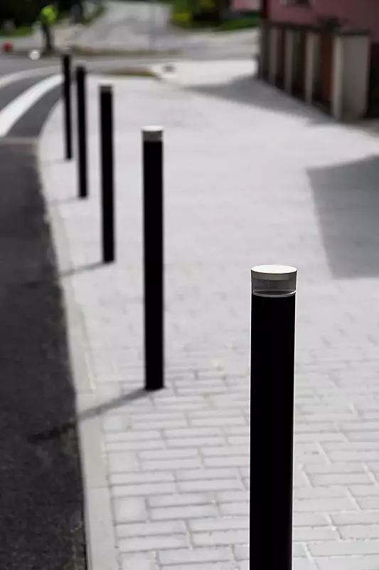 poller-donat__shoKAT0042894 Poller DONAT zum Aufdübeln bei -100 mm, in RAL 9005 tiefschwarz mit Kopf in RAL 9006 weißaluminium