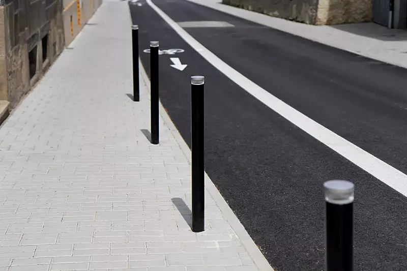 poller-donat__shoKAT0042896 Poller DONAT zum Aufdübeln bei -100 mm, in RAL 9005 tiefschwarz mit Kopf in RAL 9006 weißaluminium