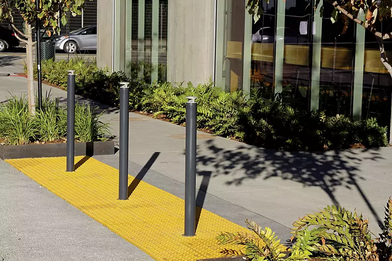 poller-donat__shoKAT0053515 Poller DONAT zum Aufdübeln bei -100 mm, in RAL 7016 anthrazitgrau mit Kopf in RAL 9006 weißaluminium