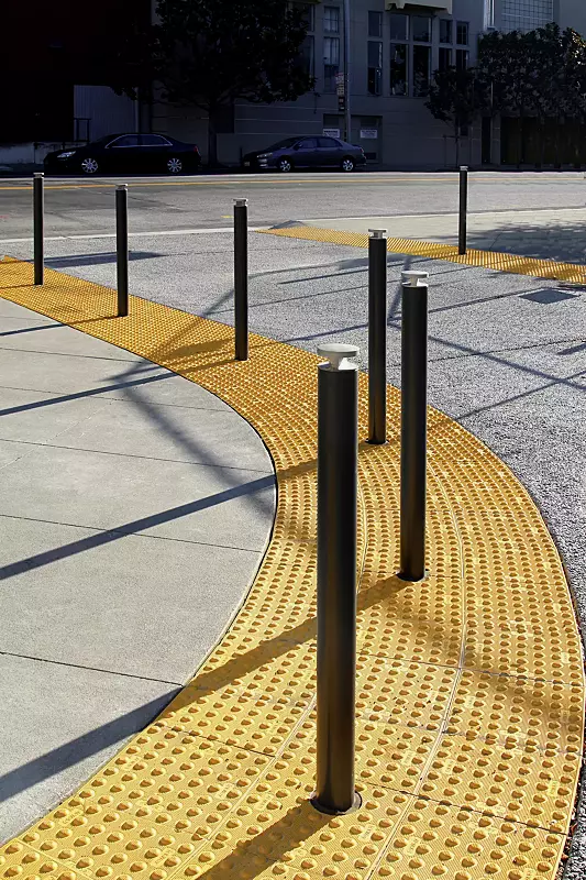 poller-donat__shoKAT0053516 Poller DONAT zum Aufdübeln bei -100 mm, in RAL 7016 anthrazitgrau mit Kopf in RAL 9006 weißaluminium