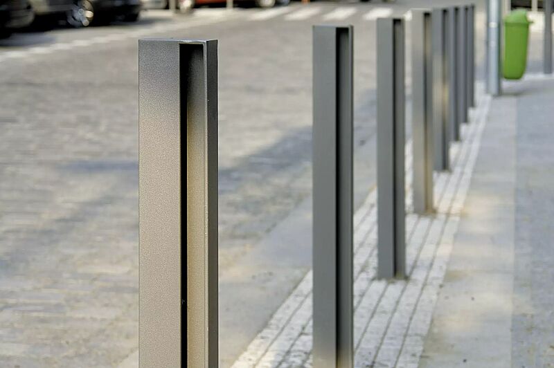 Poller ELIAS ohne Stadtwappen, zum Aufdübeln bei -100 mm, in RAL 9007 graualuminium