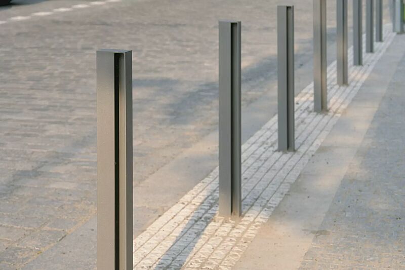 Poller ELIAS ohne Stadtwappen, zum Aufdübeln bei -100 mm, in DB 703 eisenglimmer