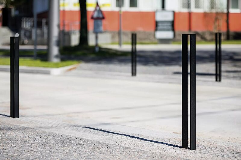 Poller ELIAS ohne Stadtwappen, zum Aufdübeln bei -100 mm, in RAL 7022 umbragrau