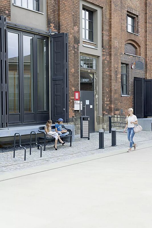 poller-imawa__shoKAT0055519 Kollektion IMAWA bestehend aus Poller, Sitzbank, Abfallbehälter, Anlehnbügel und Systemgeländer