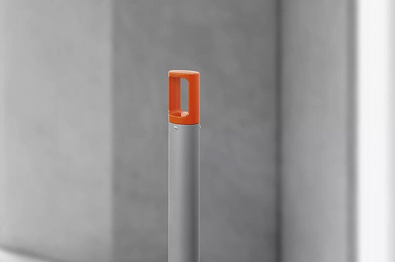 poller-karl__shoKAT0059326 Poller KARL, Stahlteile in RAL 9007 graualuminium, Pollerkopf in RAL 2004 reinorange