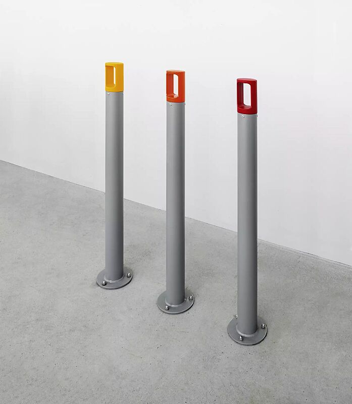 Poller KARL zum Aufdübeln, Stahlteile in RAL 9007 graualuminium, Pollerkopf in RAL 1028 melonengelb, RAL 2004 reinorange und RAL 3000 feuerrot