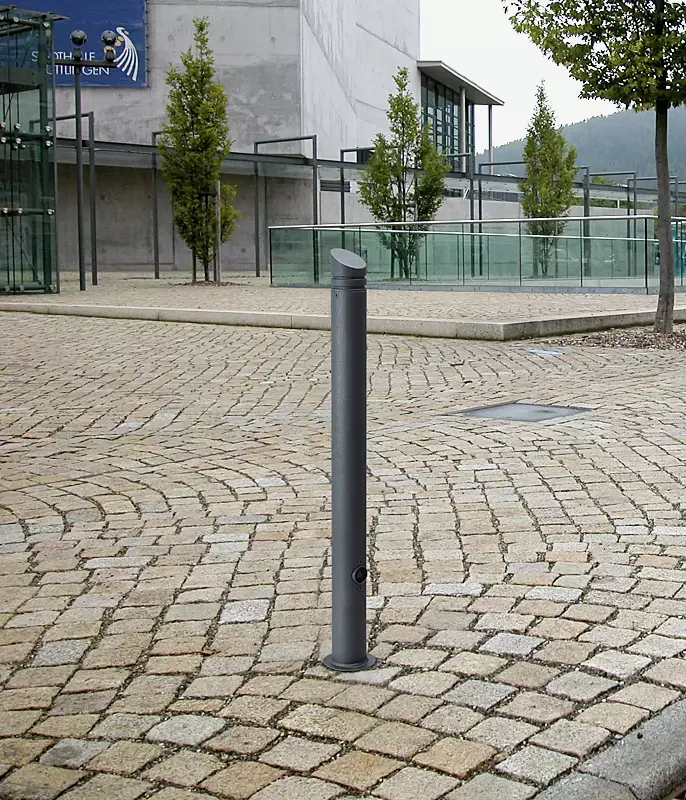 poller-lipstick__shoKAT0064935 Poller LIPSTICK, herausnehmbar aus Bodenhülse, mit Dreikantschloss, in RAL 7016 anthrazitgrau