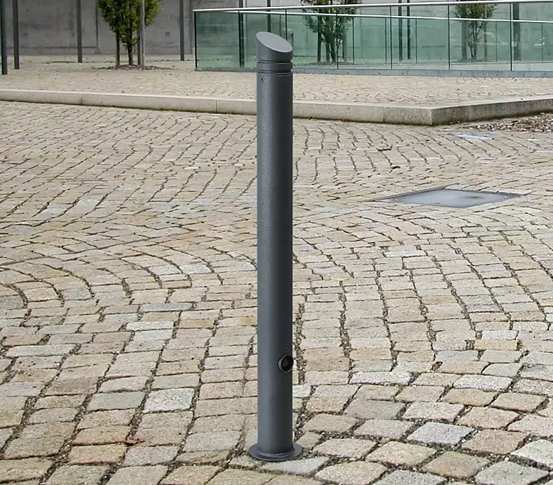 poller-lipstick__shoKAT0064936 Poller LIPSTICK, herausnehmbar aus Bodenhülse, mit Dreikantschloss, in RAL 7016 anthrazitgrau