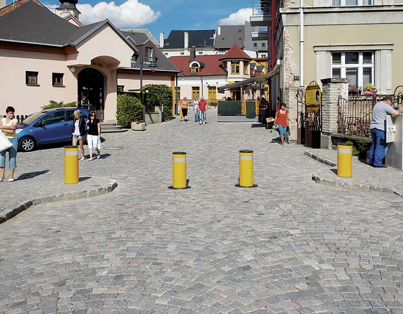 poller-matha---feststehend__shoKAT0070157 Poller MATHA, feststehend (links bzw. rechts) sowie versenkbar (Mitte)