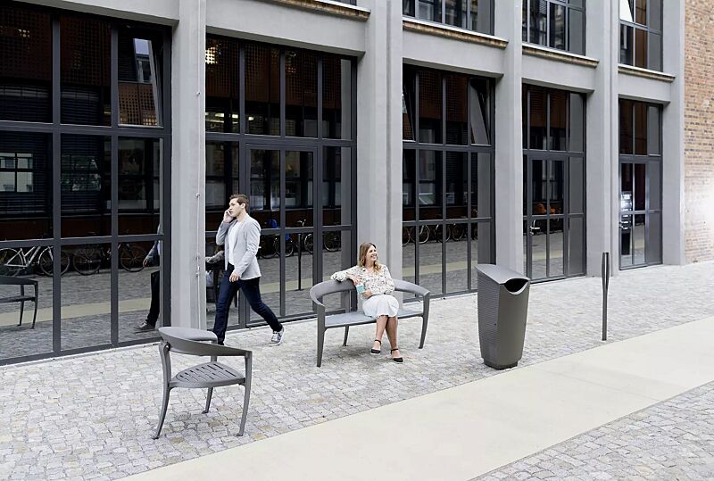 poller-nastra__shoKAT0055556 Kollektion NASTRA bestehend aus Poller, Sitzbank, Sitz und Abfallbehälter