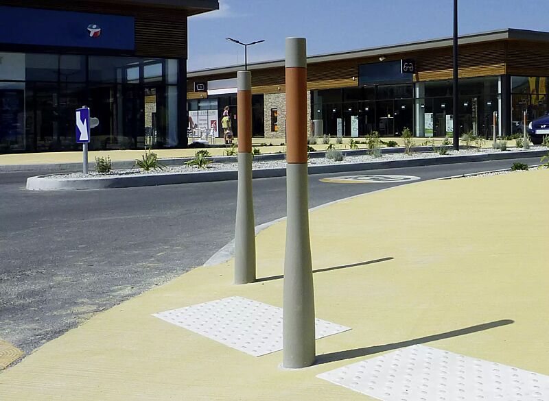 Poller ORAPOST mit terracotta-farbigem Element, in RAL 7038 achatgrau