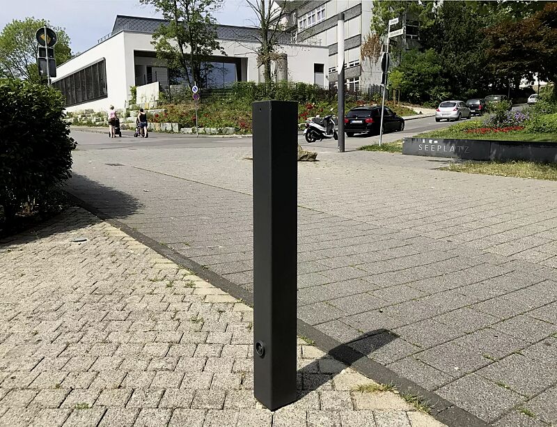 poller-palencia__shoKAT0069381 Poller PALENCIA, mit Dreikantschloss, herausnehmbar aus Bodenhülse, in RAL 7016 anthrazitgrau
