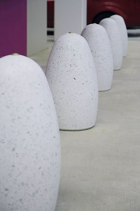 poller-plutone__shoKAT0056857 Poller PLUTONE aus Beton geschliffen, in Granitoptik weiß