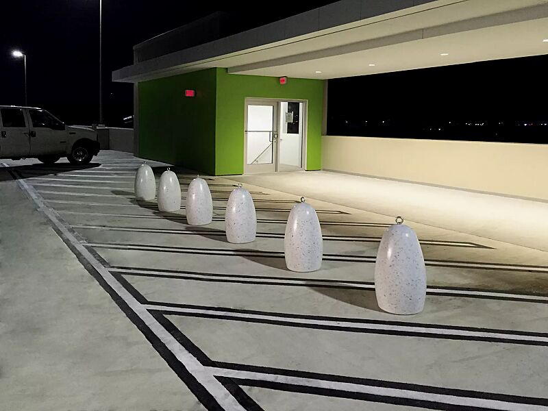 poller-plutone__shoKAT0056871 Poller PLUTONE aus Beton geschliffen, in Granitoptik weiß