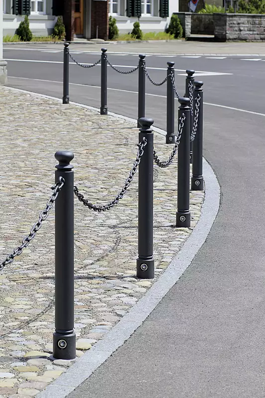 poller-sani__shoKAT0028167 Poller SANI (3p-Technologie) mit Ösen und Absperrkette, Verriegelung mittels Sechskantschraube, in RAL 7016 anthrazitgrau