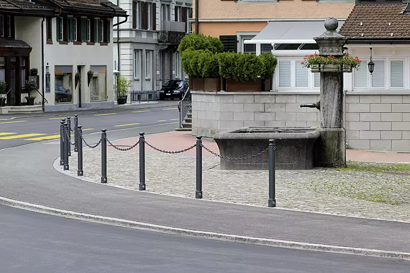 poller-sani__shoKAT0028168 Poller SANI (3p-Technologie) mit Ösen und Absperrkette, Verriegelung mittels Sechskantschraube, in DB 703 eisenglimmer