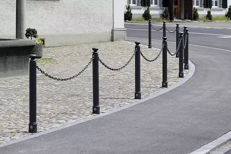 poller-sani__shoKAT0028169 Poller SANI (3p-Technologie) mit Ösen und Absperrkette, Verriegelung mittels Sechskantschraube, DB 703 eisenglimmer