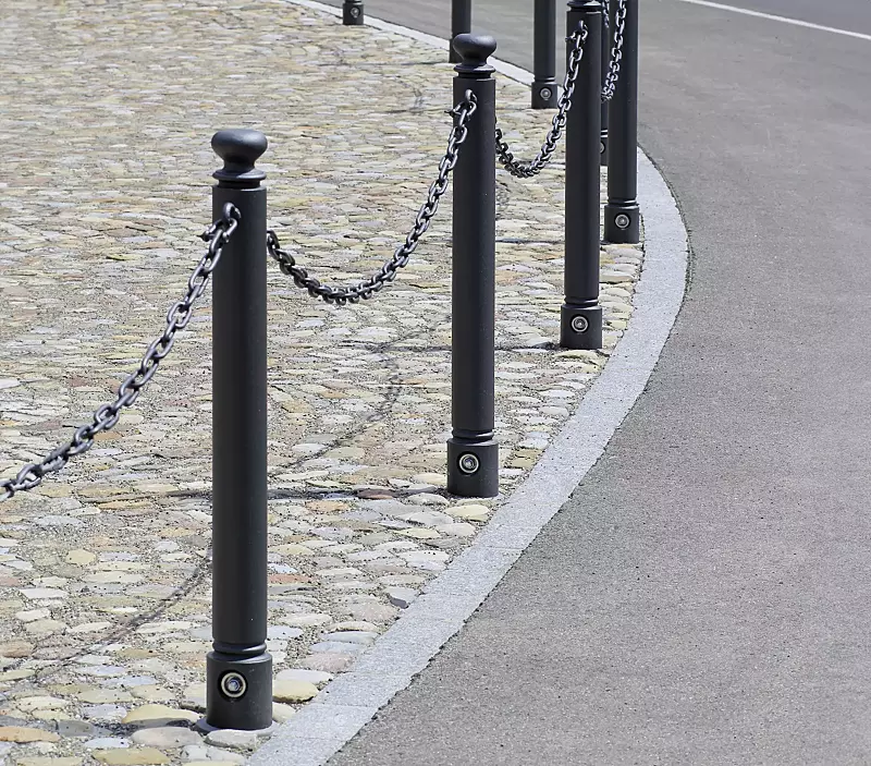 poller-sani__shoKAT0071393 Poller SANI (3p-Technologie) mit Ösen und Absperrkette, Verriegelung mittels Sechskantschraube, in RAL 7016 anthrazitgrau