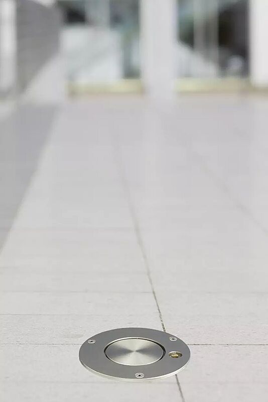 Versenkbarer Poller SAPHIR 90 und 140 mit Dreikantschloss im Sockelring