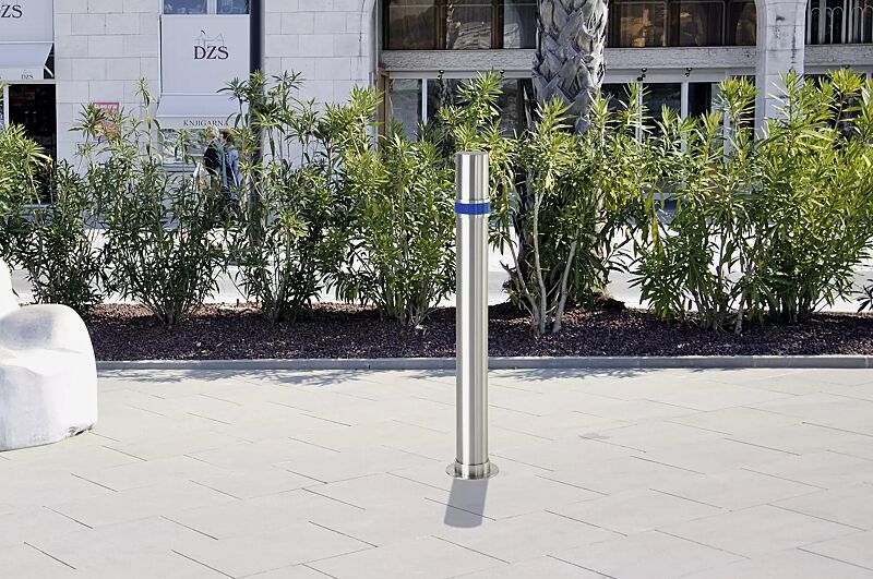 Poller SAPHIR 90 mit blauem Reflektor-Mittelring und Sockelring aus Edelstahl (siehe Zubehör)