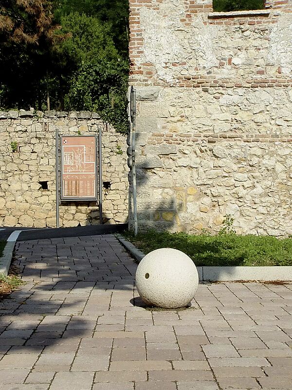 poller-sfera__shoKAT0056838 Poller SFERA aus Beton gestockt, in Granitoptik weiß