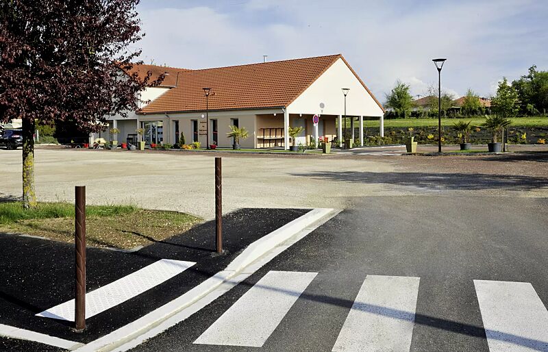 Poller STRIUM CAPITAN mit Flachkopf, in RAL 8017 schokoladenbraun