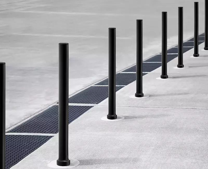 Poller TUSSON mit Flachkopf und Bodenhülse, herausnehmbar