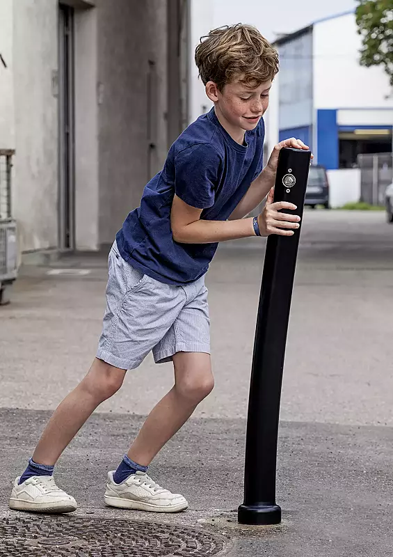 Poller TUSSON mit Flachkopf, herausnehmbar aus Bodenhülse, mit Dreikantschloss
