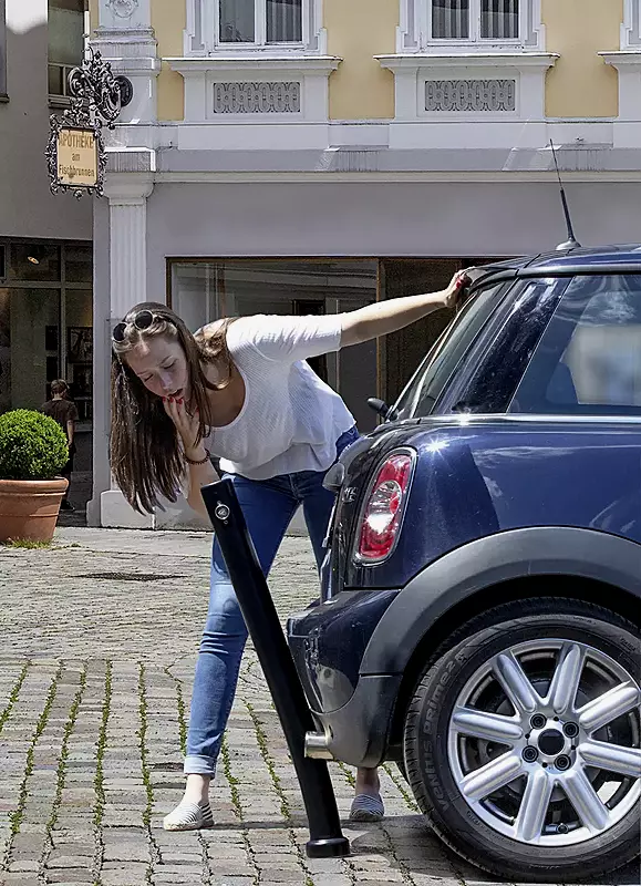 Poller TUSSON mit Flachkopf, herausnehmbar aus Bodenhülse, mit Dreikantschloss