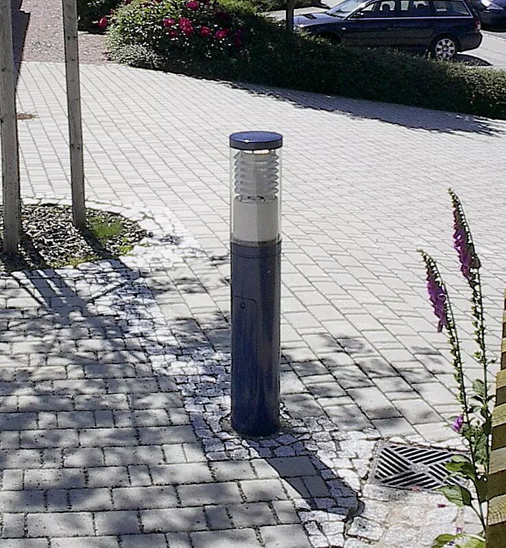 Pollerleuchte KLARA, Lichtaustritt umlaufend, mit Spiegellamellen, mit Tür und Kabelübergangskasten