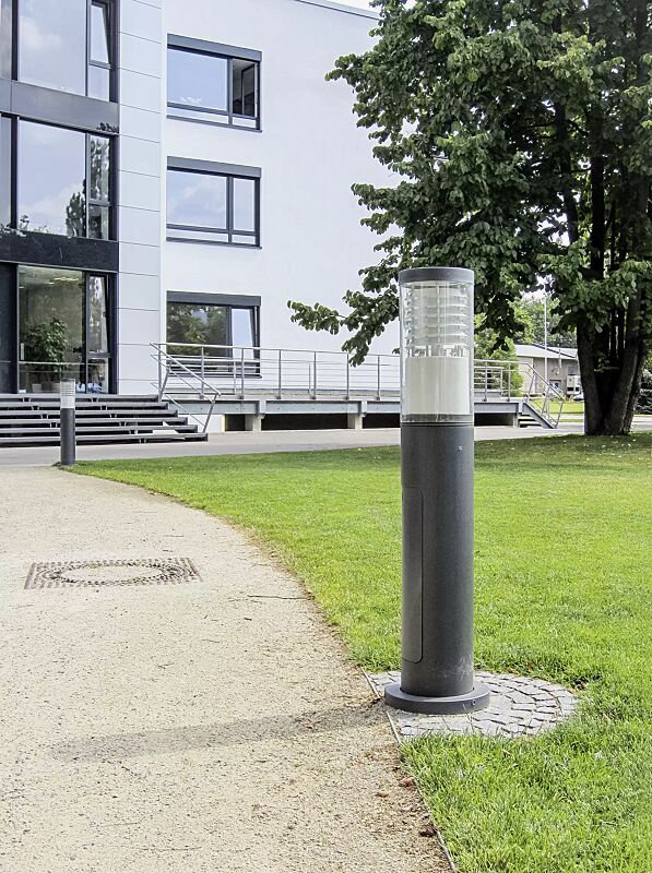 Pollerleuchte KLARA, Lichtaustritt umlaufend, mit Spiegellamellen, mit Tür und Kabelübergangskasten