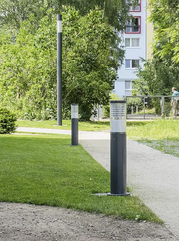 Pollerleuchte KLARA, Lichtaustritt umlaufend, mit Spiegellamellen, mit Tür und Kabelübergangskasten