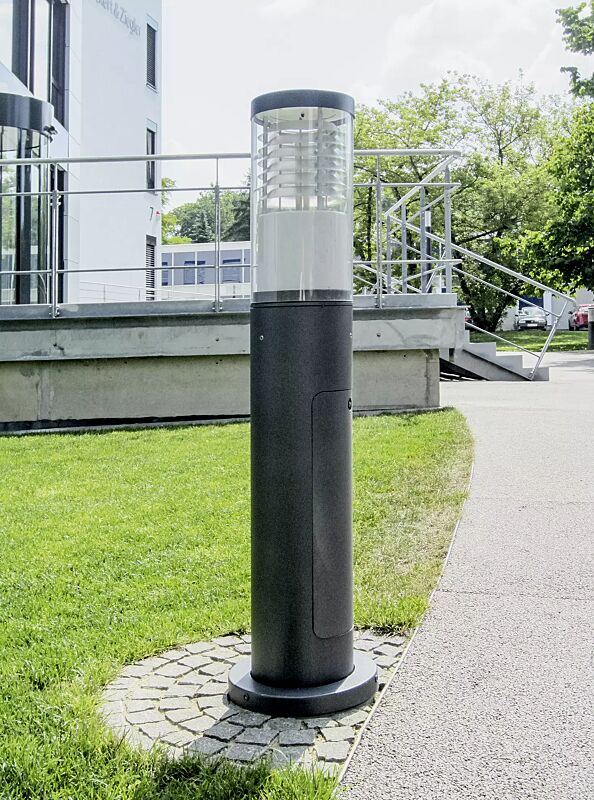 Pollerleuchte KLARA, Lichtaustritt umlaufend, mit Spiegellamellen, mit Tür und Kabelübergangskasten