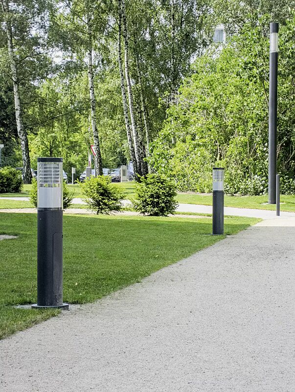 Pollerleuchte KLARA, Lichtaustritt umlaufend, mit Spiegellamellen, mit Tür und Kabelübergangskasten