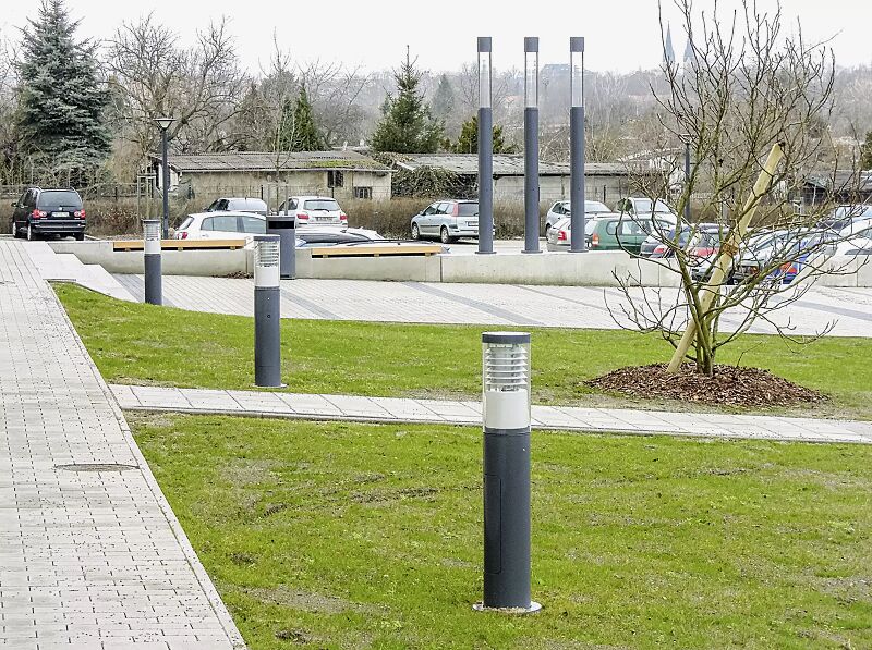 Pollerleuchte KLARA, Lichtaustritt umlaufend, mit Spiegellamellen, mit Tür und Kabelübergangskasten