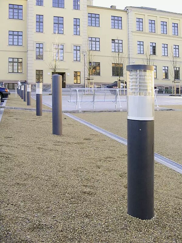 Pollerleuchte KLARA, Lichtaustritt umlaufend, mit Spiegellamellen, mit Tür und Kabelübergangskasten