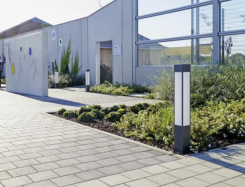 pollerleuchte-pornic__shoKAT0059174 Pollerleuchte PORNIC zum Aufdübeln, mit großem LED-Modul, in RAL 7012 basaltgrau