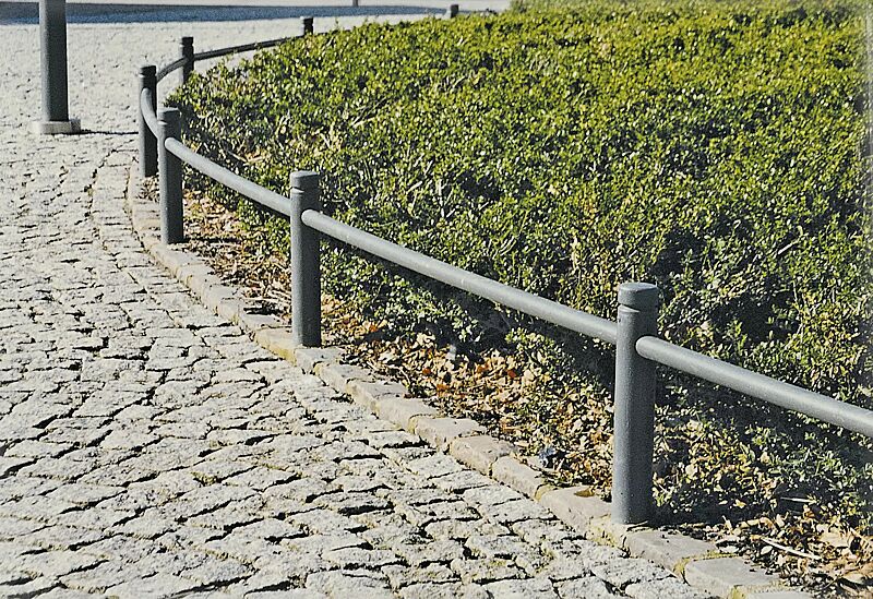 Rabattengeländer mit Poller BOULEVARD 60 für Verbindungsrohre, in DB 703 eisenglimmer