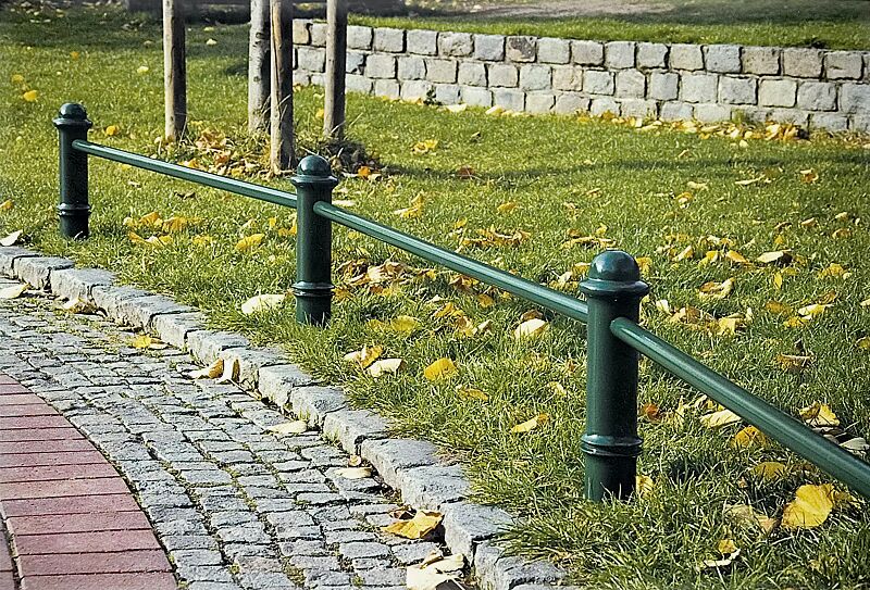 Rabattengeländer mit Poller FAVORIT 40 und Verbindungsrohren, in RAL 6005 moosgrün
