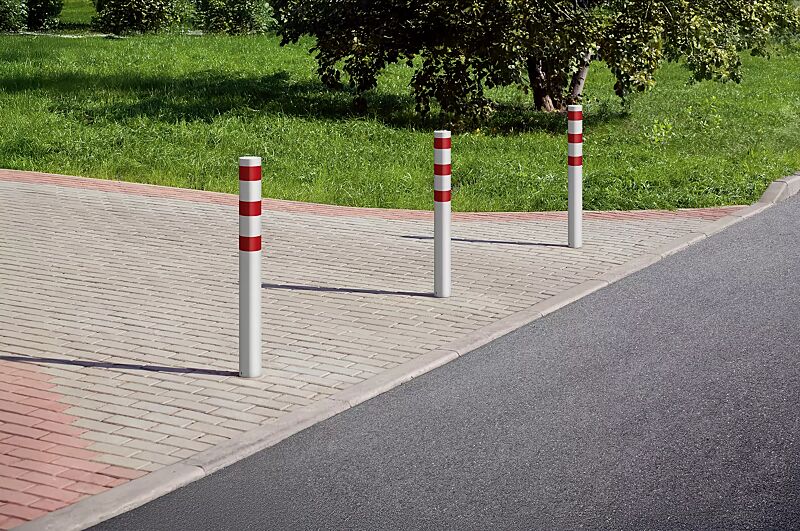rammschutzpoller-galan__shoKAT0076062 Rammschutzpoller GALAN, weiß pulverbeschichtet mit 3 roten Reflexstreifen