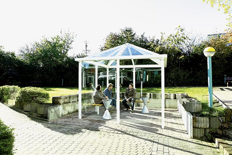 raucherunterstand-apollo__shoKAT0020921 Einzel-Raucherunterstand APOLLO, Dachbreite x Dachtiefe 3300 mm x 3300 mm, mit 7 Seitenwänden, ohne Tür, Dacheindeckung VSG, Klarglas, Stahlkonstruktion in RAL 9010, reinweiß