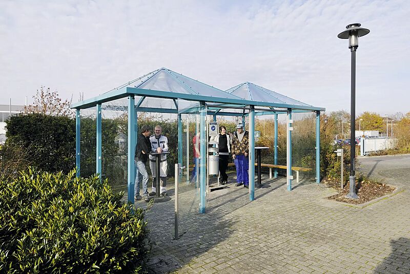 raucherunterstand-apollo__shoKAT0023183 Zweier-Raucherunterstand APOLLO, Dachbreite x Dachtiefe 6300 mm x 3300 mm,, Dacheindeckung VSG, Klarglas, mit 10 Seitenwänden und 2 Ganzglastüren sowie Sitzbänken und Beleuchtung, Stahlkonstruktion in RAL 5018 türkisblau