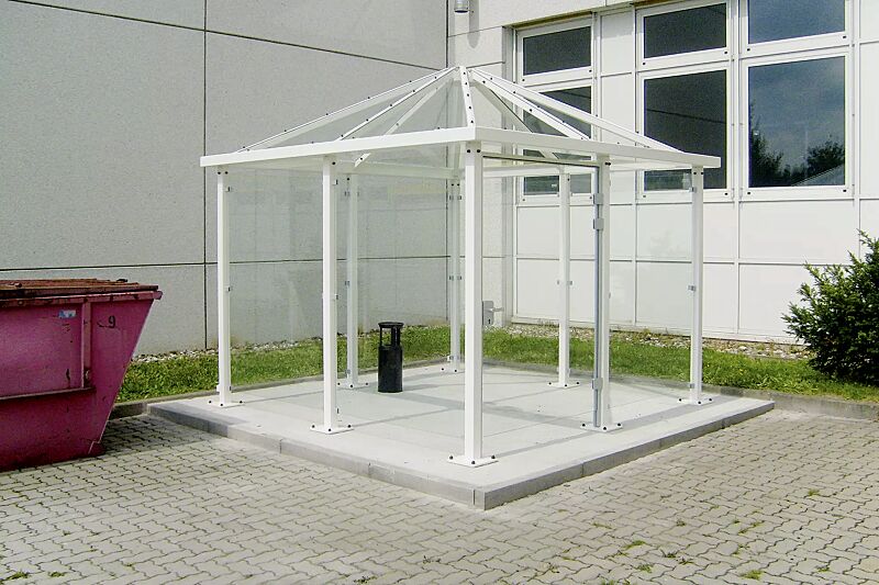 raucherunterstand-apollo__shoKAT0024990 Einzel-Raucherunterstand APOLLO, Dachbreite x Dachtiefe 3300 mm x 3300 mm, mit 7 Seitenwänden und Ganzglastür, Dacheindeckung VSG, Klarglas, Stahlkonstruktion in RAL 9010 reinweiß