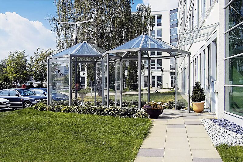 Zweier-Pavillon AQUA mit 9 Seitenwandscheiben, Seitenwandscheiben ESG Klarglas mit Raubvogelaufklebern, Dacheindeckung VSG Klarglas, Stahlkonstruktion in RAL 9007 graualuminium